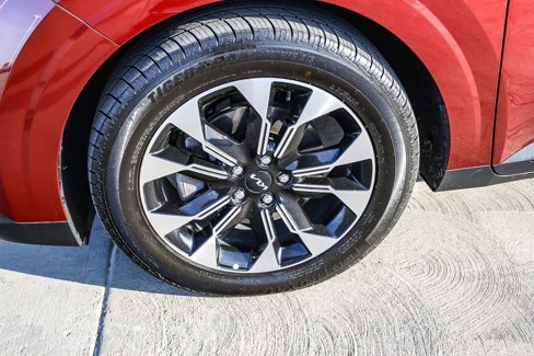 Used 2024 Kia Carnival EX image 9