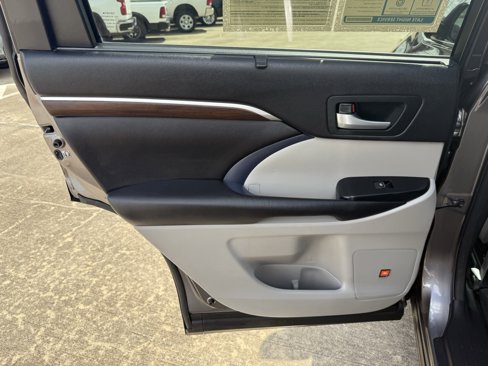 Used 2016 Toyota Highlander Limited image 34