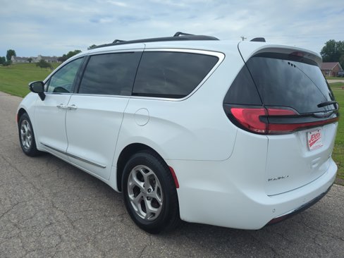 Used 2023 Chrysler Pacifica Limited image 5