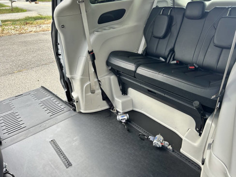 Used 2022 Chrysler Pacifica Touring-L image 21