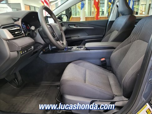 Used 2025 Toyota Camry LE image 7