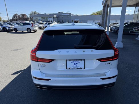 Used 2021 Volvo V60 T5 Cross Country image 4