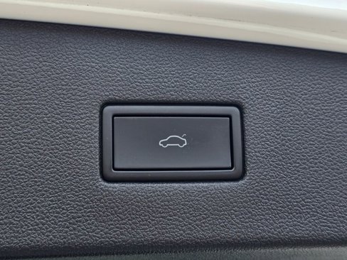 Used 2022 Volkswagen Tiguan SE image 19