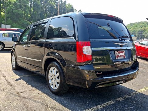 Used 2016 Chrysler Town & Country Touring image 4
