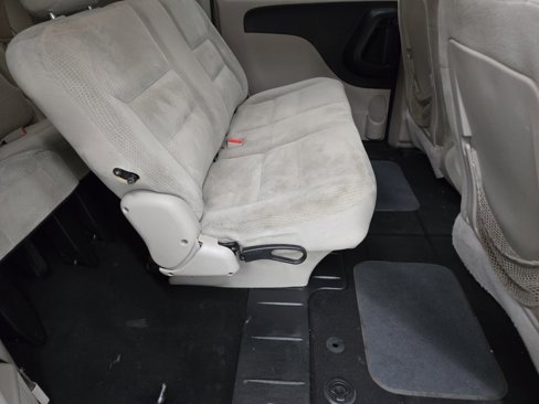 Used 2017 Dodge Grand Caravan SE w/ UConnect Hands-Free Group image 12