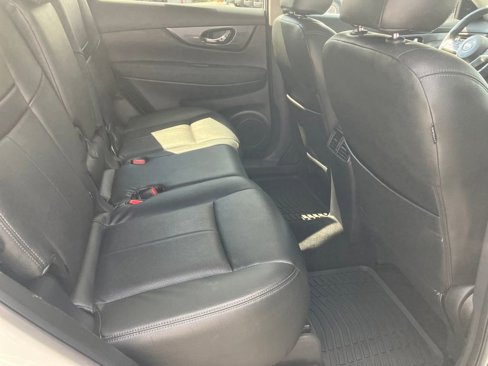 Used 2017 Nissan Rogue SV w/ SV Premium Package image 34