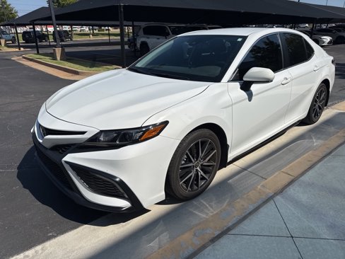 Used 2023 Toyota Camry SE image 1