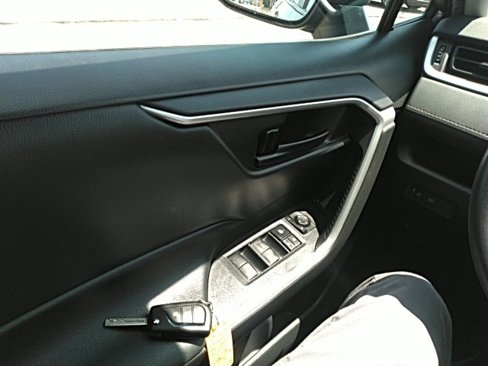 Used 2022 Toyota RAV4 LE image 10