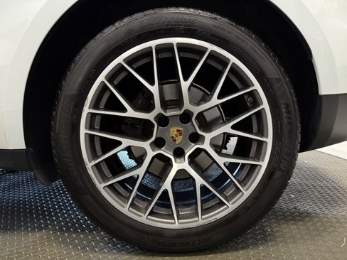 Certified 2018 Porsche Macan Sport Edition image 38
