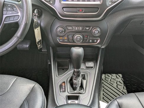 Certified 2019 Jeep Cherokee Latitude w/ Popular Appearance Group image 18