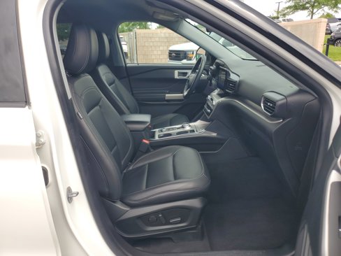 Used 2021 Ford Explorer XLT w/ Equipment Group 202A image 9