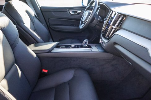 Used 2025 Volvo XC60 B5 Plus image 12