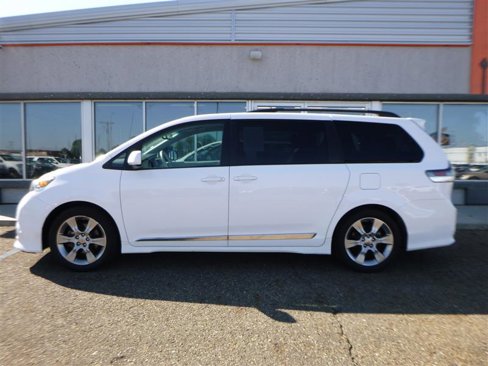 Used 2012 Toyota Sienna SE image 2