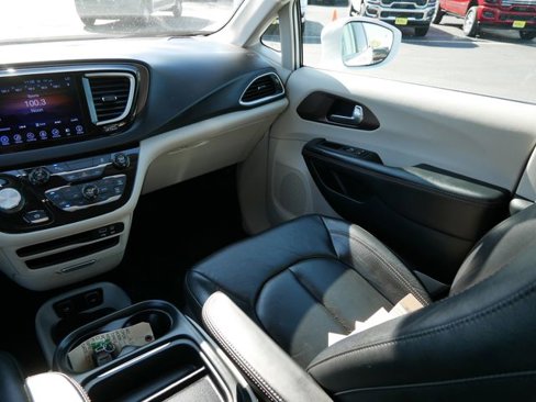 Used 2017 Chrysler Pacifica Touring-L image 19