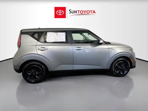 Used 2023 Kia Soul LX w/ LX Technology Package image 2