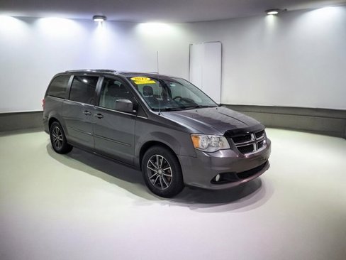 Used 2017 Dodge Grand Caravan SXT image 2