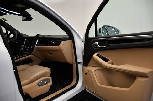Used 2025 Porsche Macan image 48