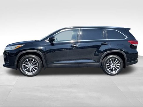 Used 2019 Toyota Highlander XLE w/ Phone Cable & Charge Package image 2