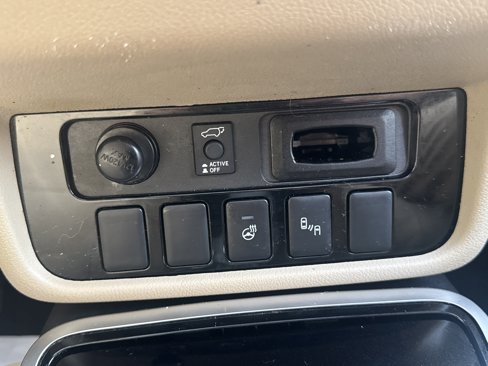Used 2018 Mitsubishi Outlander SEL image 17