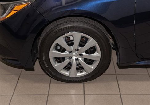 Used 2022 Toyota Corolla LE image 4