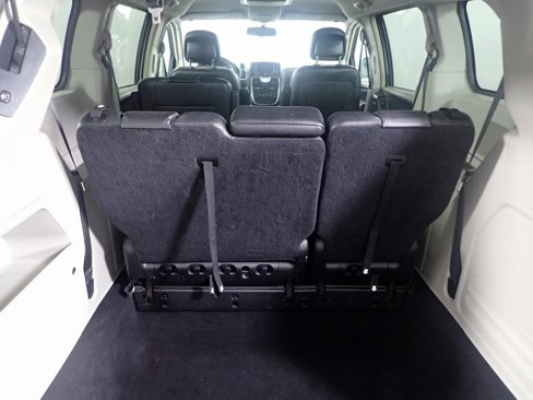 Used 2016 Chrysler Town & Country Touring image 13