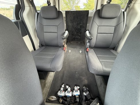 Used 2010 Dodge Grand Caravan SE image 24