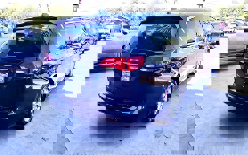Used 2023 Chrysler Voyager LX image 5