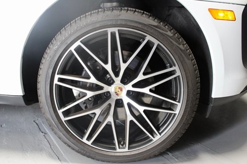 Certified 2024 Porsche Macan image 12