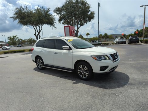 Used 2020 Nissan Pathfinder SV image 2