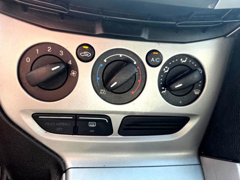 Used 2012 Ford Focus SE w/ SE Sport Pkg image 24