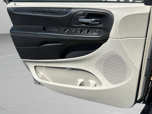 Used 2016 Chrysler Town & Country Touring-L image 23