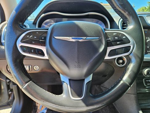 Used 2018 Chrysler 300 Touring L image 2