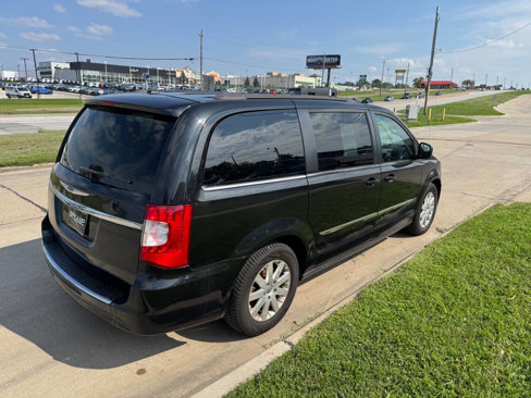 Used 2014 Chrysler Town & Country Touring image 5