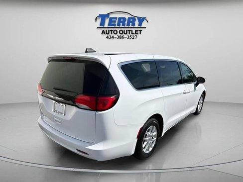 Used 2023 Chrysler Voyager LX image 2