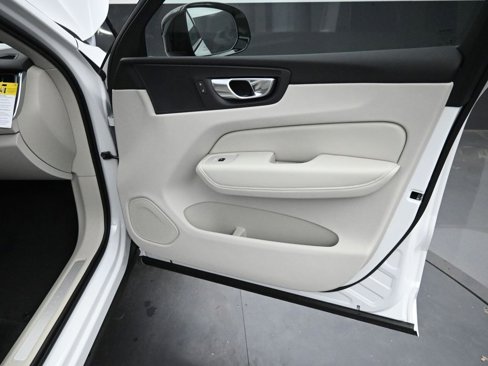 New 2025 Volvo XC60 B5 Core image 35