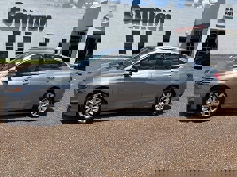 Used 2024 Chevrolet Malibu LT image 2