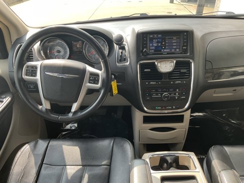 Used 2014 Chrysler Town & Country Touring image 10