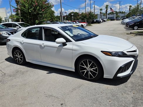 Used 2023 Toyota Camry SE image 2