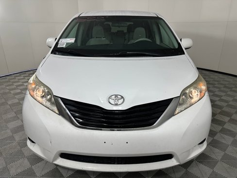 Used 2012 Toyota Sienna LE image 5