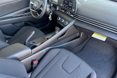 New 2025 Hyundai Elantra SE image 12