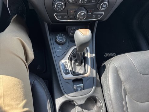 Used 2018 Jeep Cherokee Limited w/ Technology Group image 18