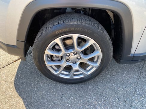 Used 2023 Jeep Compass Latitude image 12