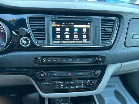 Used 2015 Kia Sedona SX image 45