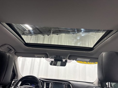 Used 2017 Toyota Highlander Limited image 3