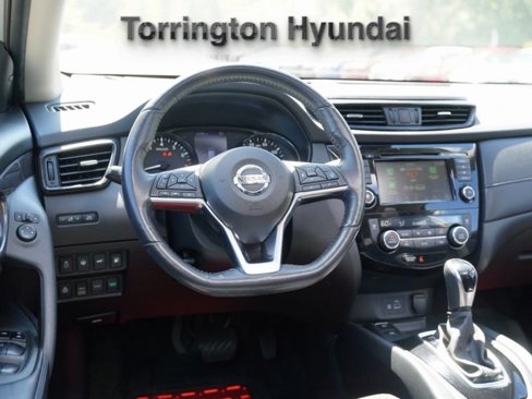 Used 2019 Nissan Rogue SV w/ Sun & Sound Touring Package image 16