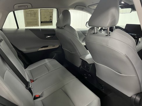 Used 2023 Toyota Venza LE image 18