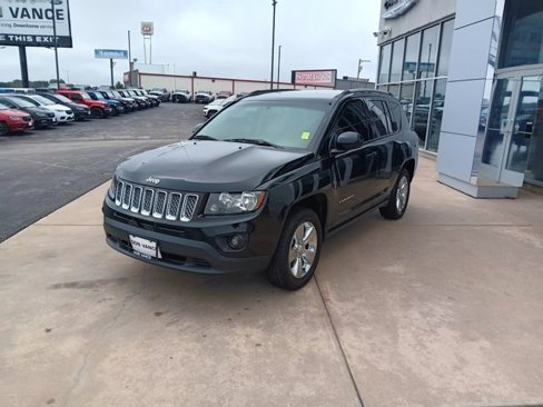 Used 2017 Jeep Compass Latitude image 2