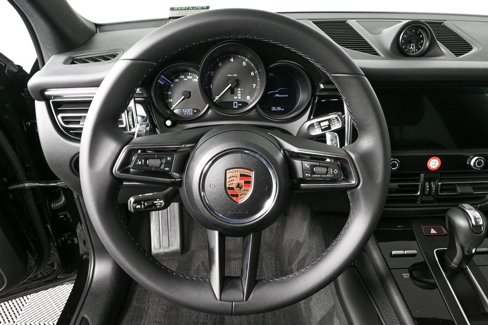 Certified 2025 Porsche Macan image 9