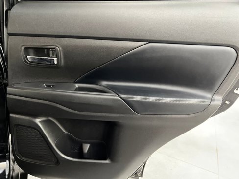 Used 2020 Mitsubishi Outlander SE image 17