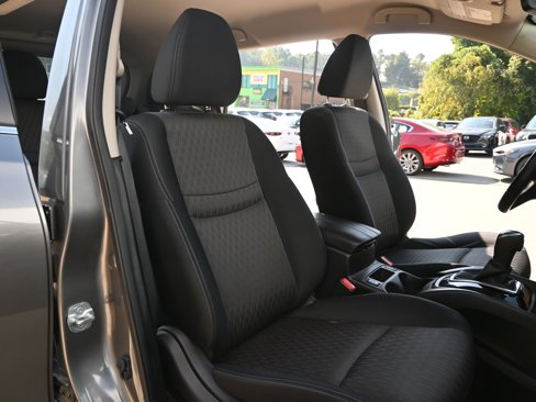 Used 2017 Nissan Rogue SV image 24